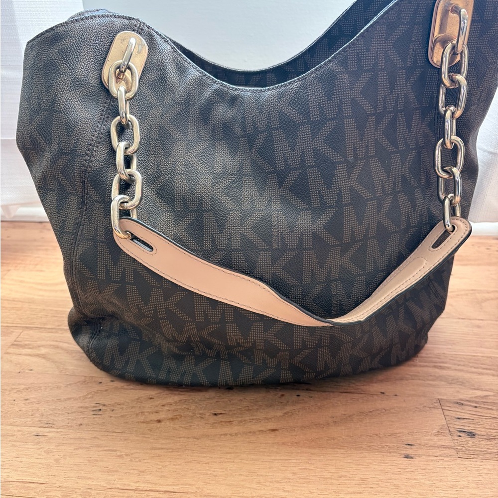 Michael Kors Signature Lilly Shoulder Tote with Wallet - Picture 3 of 6